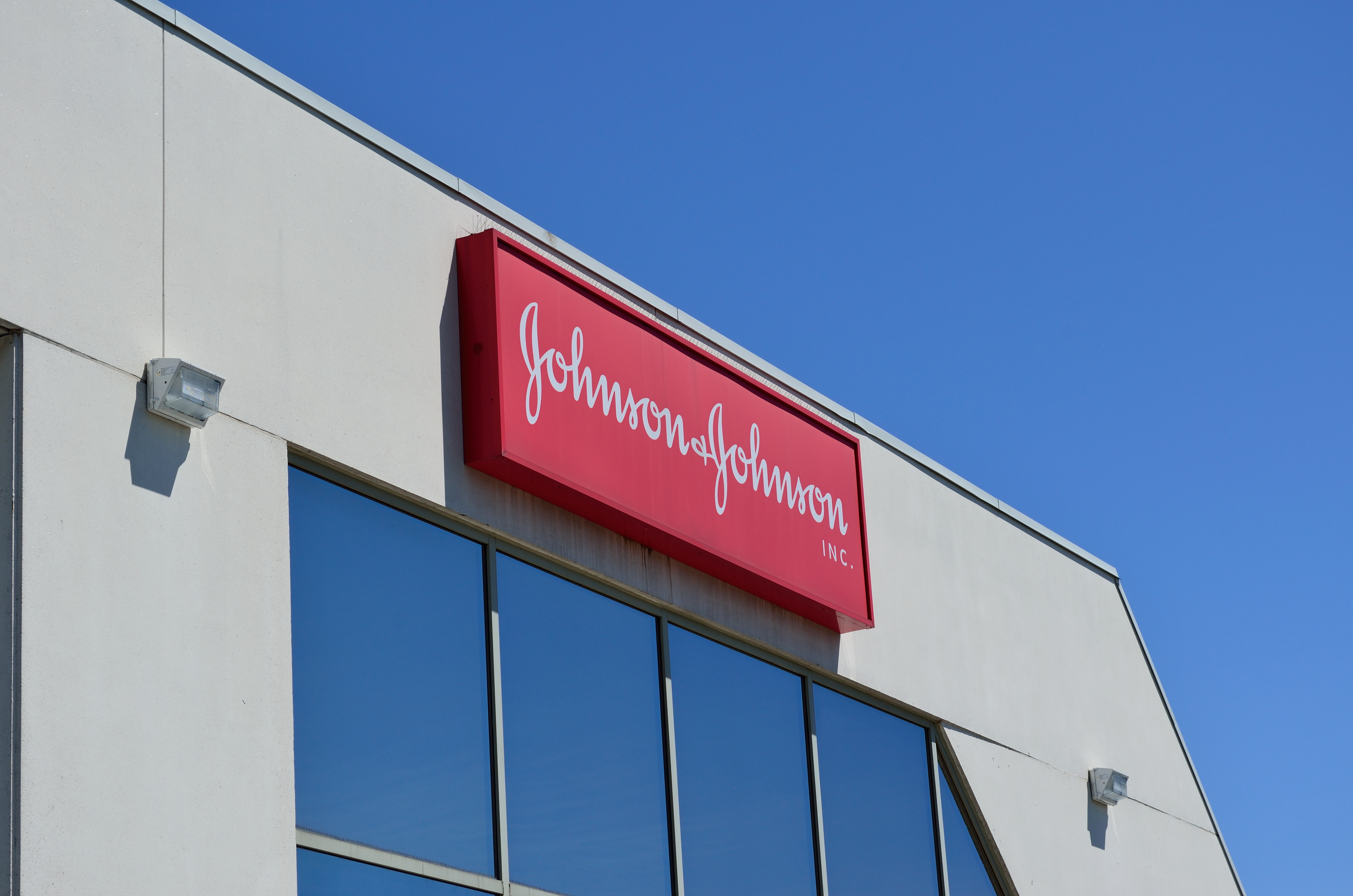 Джонсон и джонсон. Johnson Johnson фирмы. Фарм компания Джонсон. Johnson & Johnson (JNJ).