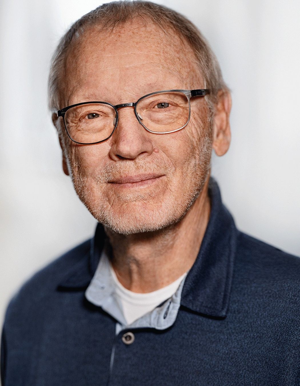 Photo of Breakthrough Prize laureate, physician Jens Juul Holst against a white background. He wears a blue shirt and smiles. Photo of Breakthrough Prize laureate, physician Jens Juul Holst against a white background. He wears a blue shirt and smiles.