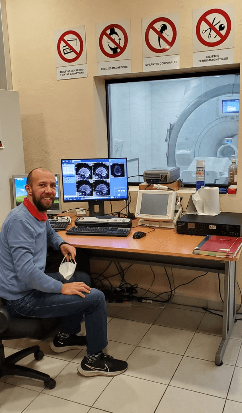 Domingo Martínez next to the MRI scanner at the National Autonomous University of Mexico’s Juriquilla campus, imaging lupus patients. Domingo Martínez next to the MRI scanner at the National Autonomous University of Mexico’s Juriquilla campus, imaging lupus patients.