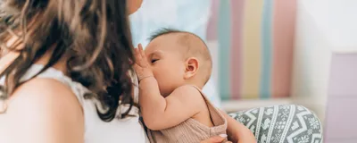 A mother breastfeeding her baby. Antibodies in the breastmilk shape the baby’s immune responses.