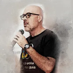 A side profile of Leonardo Zanata, a postdoctoral researcher at CPQBA-UNICAMP, wearing a black t-shirt and holding a mic. A side profile of Leonardo Zanata, a postdoctoral researcher at CPQBA-UNICAMP, wearing a black t-shirt and holding a mic.