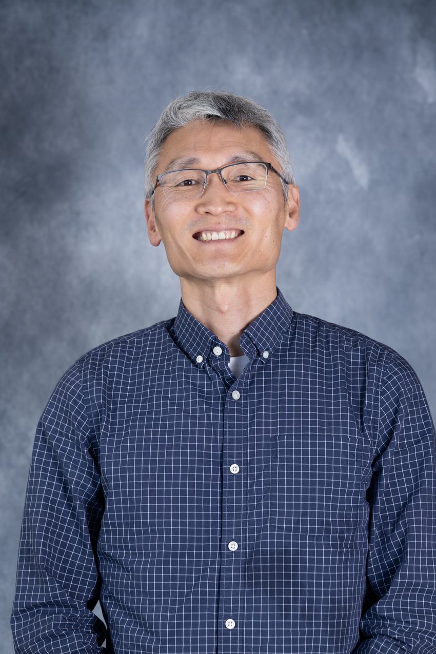 Headshot of behavioral ecologist Peter Dijkstra who studies how oxidative stress affects maternal care in cichlid fish.