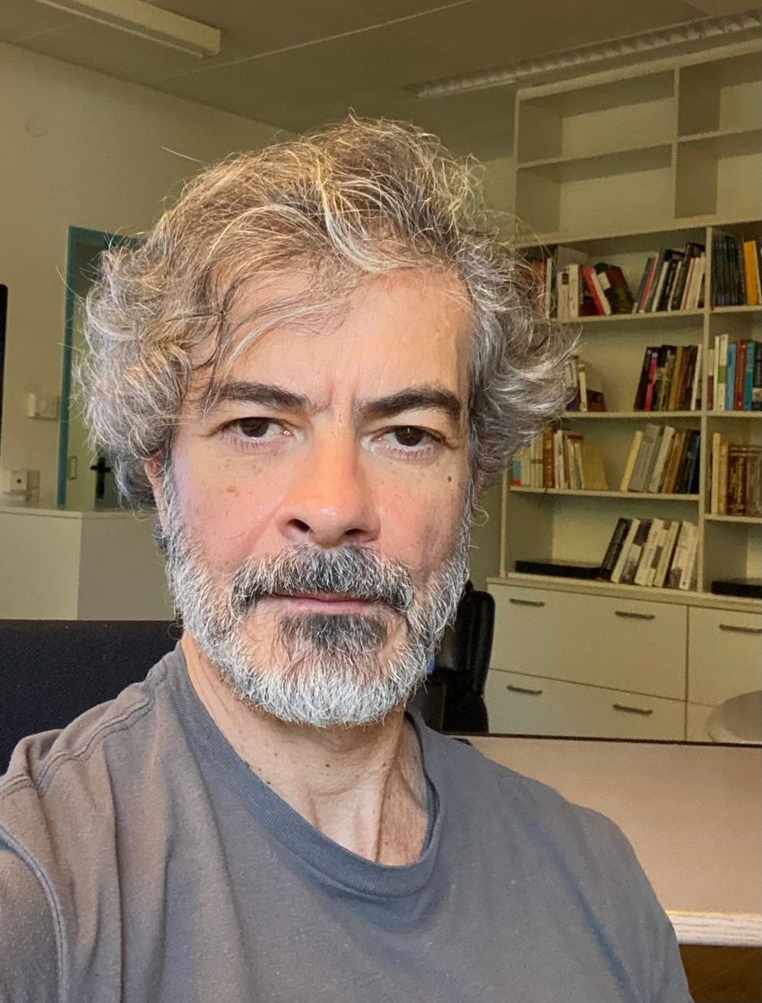 Ivan de Araujo, a neuroscientist at the Max Planck Institute for Biological Cybernetics, wearing a grey t-shirt and standing against a white background.
