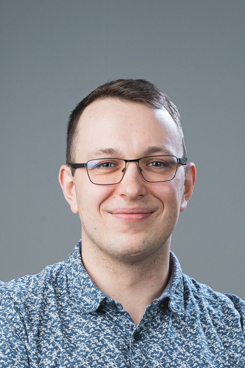 Oliver Aasmets, a computational biologist who studies the gut microbiome, wears a blue patterned shirt and glasses against a grey background in his headshot. Oliver Aasmets, a computational biologist who studies the gut microbiome, wears a blue patterned shirt and glasses against a grey background in his headshot.