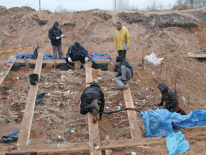 View of the excavation site on a snowy day, indicating Napoleon’s soldiers remains that were subjected to genomics to identify potential pathogens. View of the excavation site on a snowy day, indicating Napoleon’s soldiers remains that were subjected to genomics to identify potential pathogens.