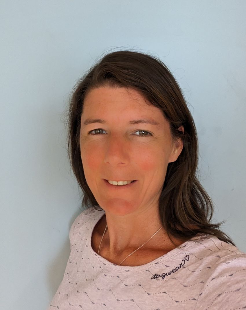 Kim Wever stands in front of a light blue wall. Kim Wever stands in front of a light blue wall.