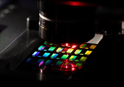 A silicon chip containing 100 million single-molecule sensors on Pumpkinseed’s high-throughput Raman microscope.