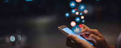 Person’s hand with a smart phone, social media concept, signifying health misinformation online.