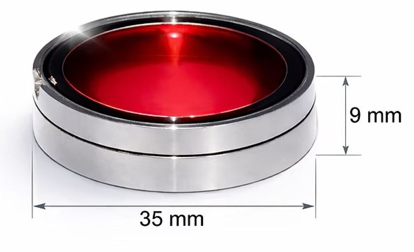 A steel dish with red liquid and a glass cover. On the right side, the height is indicated as 9mm and at the bottom, the width reads 35mm.