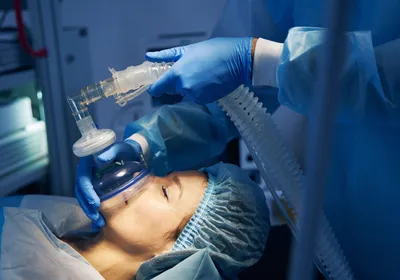 A person on an operation table getting anesthesia. A study revealed sex differences in ketamine anesthesia.