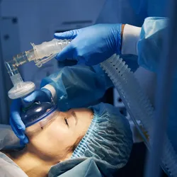 A person on an operation table getting anesthesia. A study revealed sex differences in ketamine anesthesia.