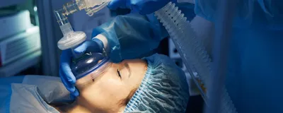 A person on an operation table getting anesthesia. A study revealed sex differences in ketamine anesthesia.